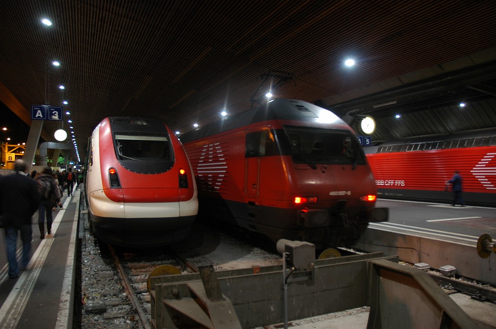 1801-0031-101209.jpg - SBB-CFF ICN RABDe 500.001-3 / Bt (ICN) 500.101-1 «Jean Piaget» + Re 460.007-8 «Junior» / Zürich HB 10.12.2009