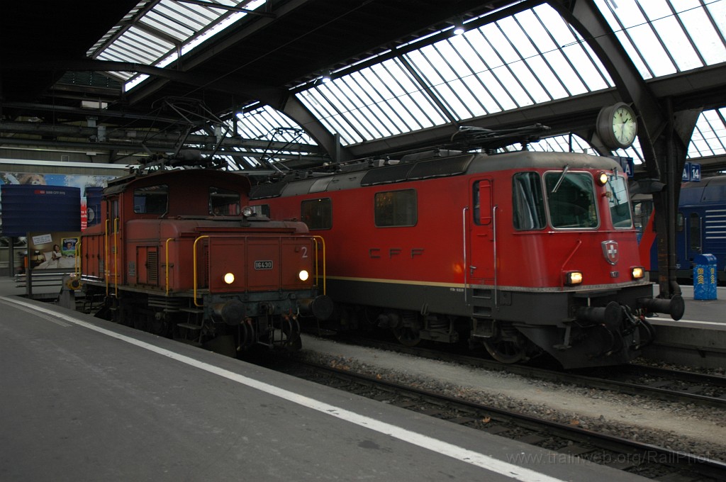 1806-0019-090110.jpg - SBB-CFF Ee 3/3 16430 + Re 4/4'' 11201 / Zürich HB 9.1.2010