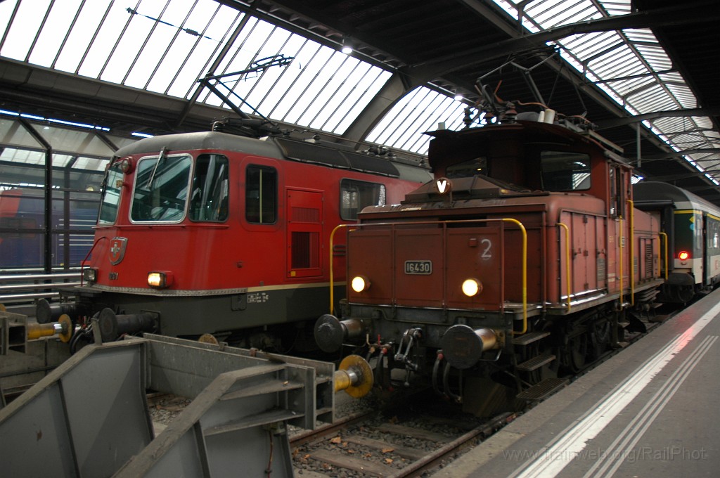 1806-0033-090110.jpg - SBB-CFF Ee 3/3 16430 + Re 4/4'' 11201 / Zürich HB 9.1.2010