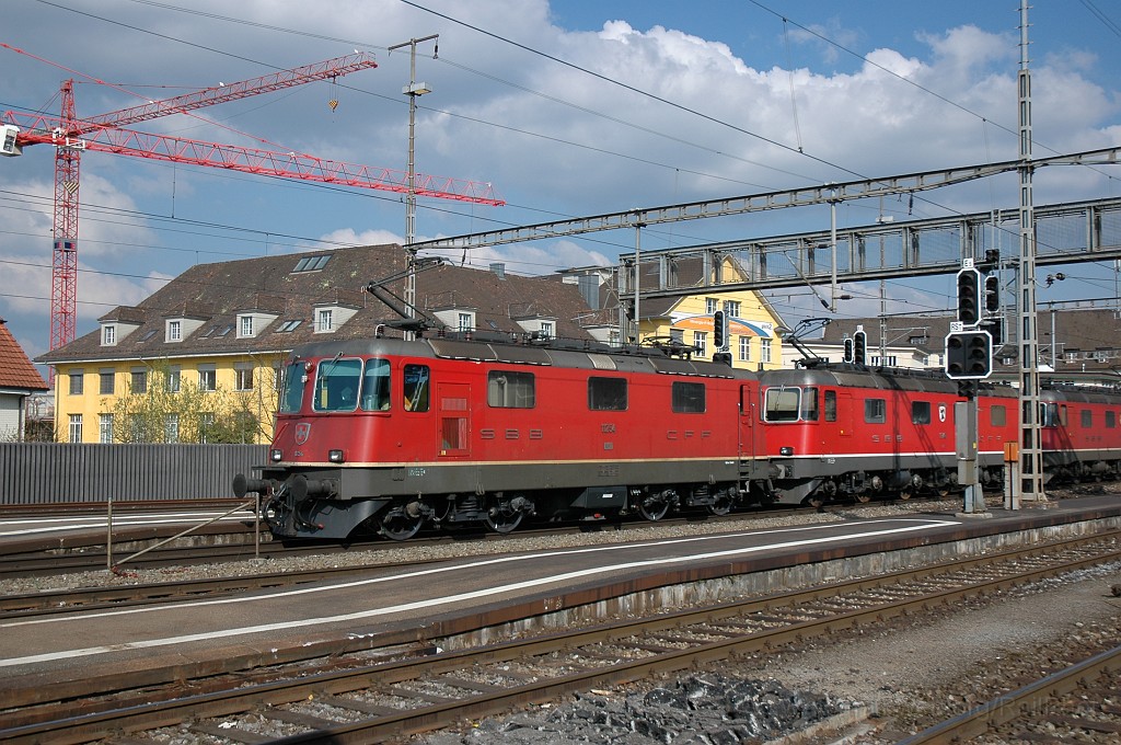 1853-0032-130410.jpg - SBB-CFF Re 4/4'' 11254 + Re 6/6 11640 «Münchenstein» + 11681 «Immensee» / Lenzburg 13.4.2010