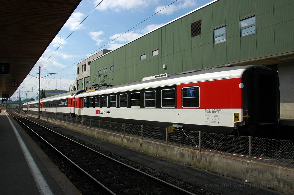 1874-0002-250510.jpg - SBB-CFF WR.60 85 99-33 821-7 + X 60 85 99-70 929-2+ X 60 85 99-70 928-4 + X 60 85 99-70 927-6 / Wetzikon 25.5.2010