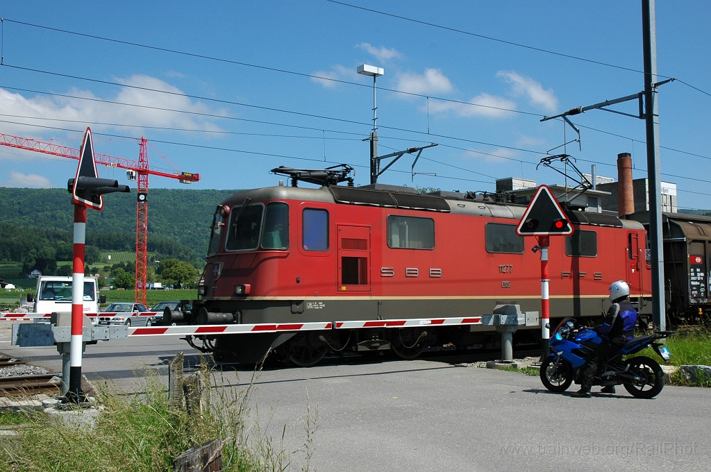 1883-0017-040610.jpg - SBB-CFF Re 4/4'' 11277 / Otelfingen (Würenloserstrasse) 4.6.2010
