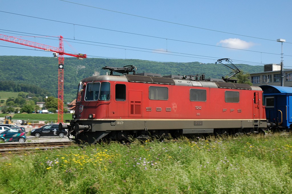 1883-0033-040610.jpg - SBB-CFF Re 4/4'' 11242 / Otelfingen (Würenloserstrasse) 4.6.2010