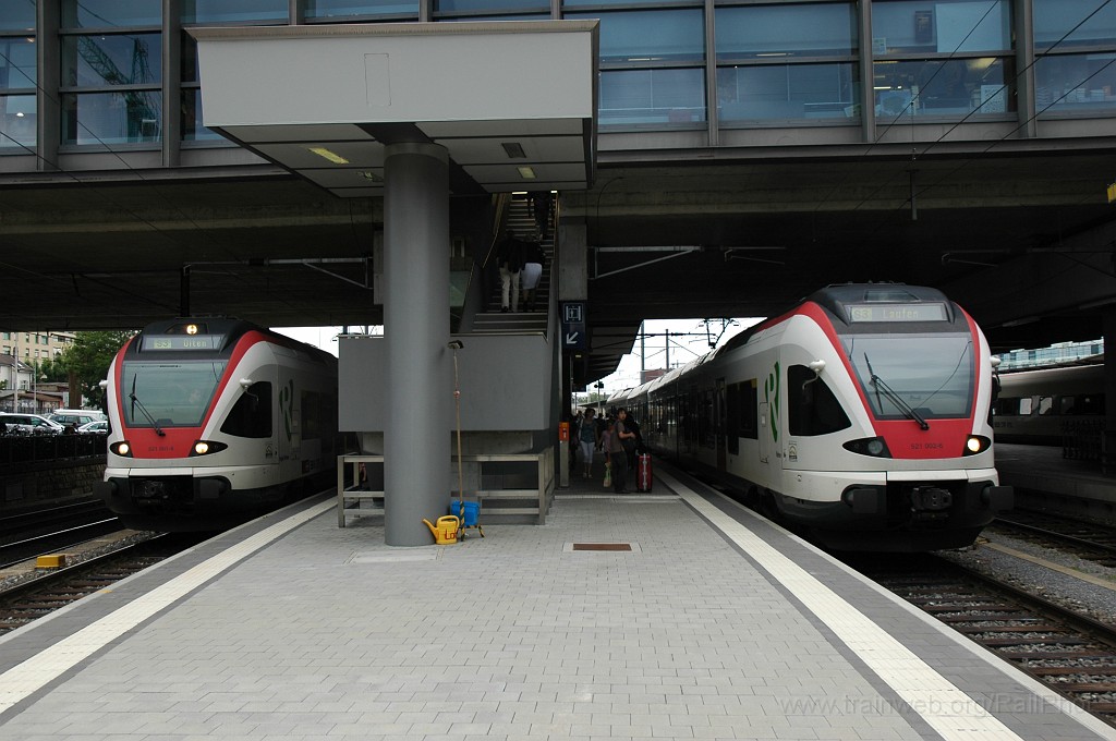 1886-0015-080610.jpg - SBB-CFF RABe 521.001-8 «RegioTriRhena» + RABe 521.002-6 «Riehen» / Basel SBB 8.6.2010
