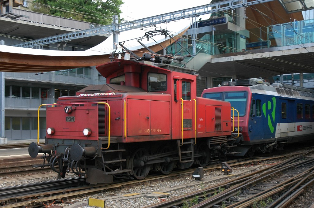 1899-0034-220610.jpg - SBB-CFF Ee 3/3 16452 + RBDe 562.000-0 «Kleinhüningen» / Bern HB 22.6.2010