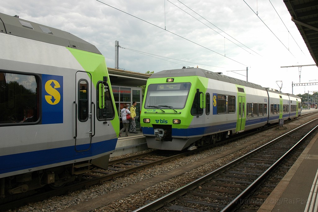 1913-0035-220610.jpg - BLS RABe 525.028-7 + RABe 525.010-5 «Gerzensee» / Burgdorf 22.6.2010