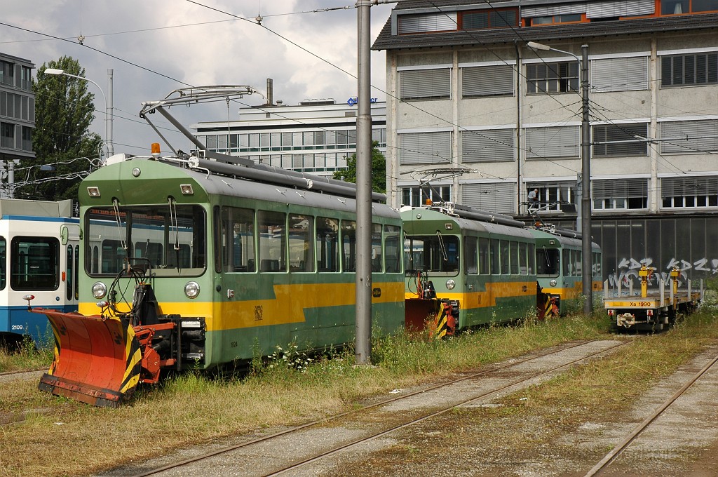 1953-0043-270710.jpg - VBZ Xe 4/4 1924 + 1923 + 1925 + Xa 1990 / Escher-Wyss Platz 27.7.2010