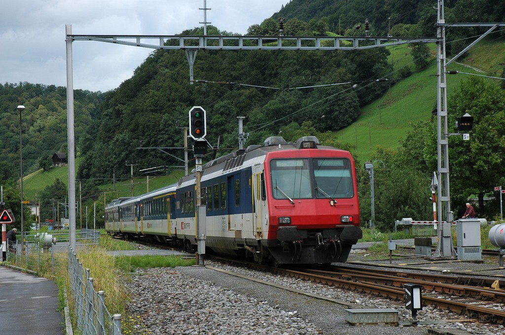 1955-0036-270710.jpg - SBB-CFF RBDe 560.079-6 «Moudon» / Glarus (Ennetbühlerstrasse) 27.7.2010