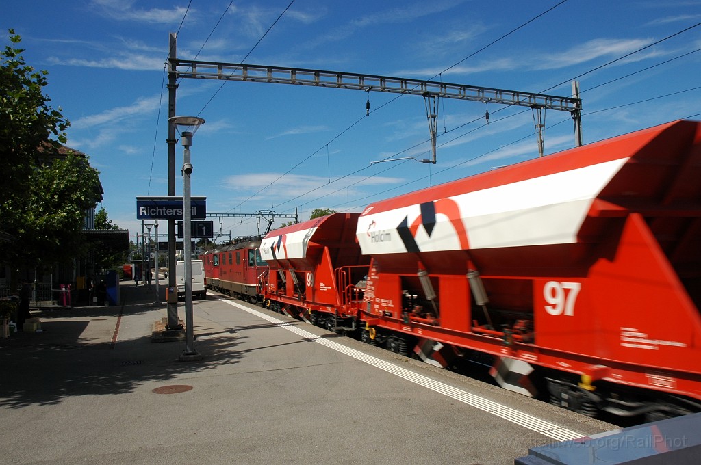 1976-0047-260810.jpg - SBB-CFF Re 4/4'' 11327 + Re 4/4''' 11357 / Richterswil 26.8.2010
