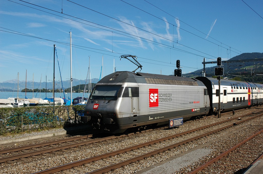 1978-0019-260810.jpg - SBB-CFF Re 460.107-6 «Glärnisch / SF DRS» / Richterswil 26.8.2010