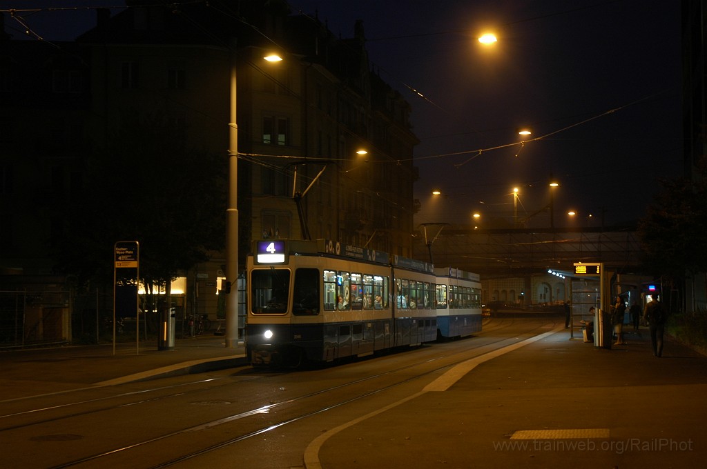 1992-0005-061010.jpg - VBZ Be 4/6II 2046 + Be 2/4 2410 / Escher-Wyss Platz 6.10.2010