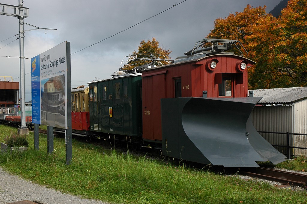 1994-0011-101010.jpg - SPB X 103 + He 2/2 62 «Alpenrose» / Wilderswil 10.10.2010