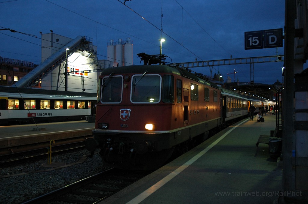 2017-0008-031110.jpg - SBB-CFF Re 4/4'' 11303 / Zürich HB 3.11.2010
