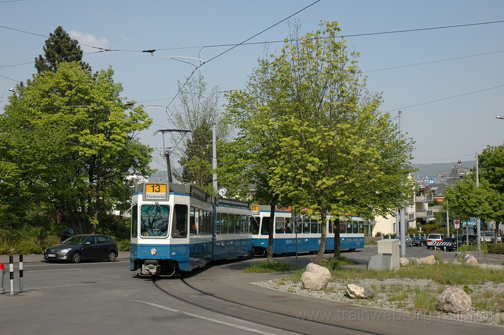 2097-0004-210411.jpg - VBZ Be 4/6'' 2071 + Be 4/6' 2034 / Albisgütli 21.4.2011