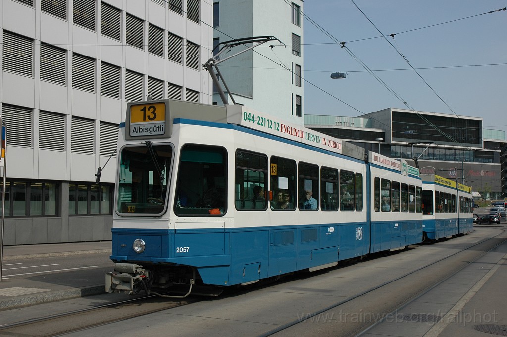 2097-0020-210411.jpg - VBZ Be 4/6'' 2057 + Be 4/6' 2039 / Saalsporthalle 21.4.2011