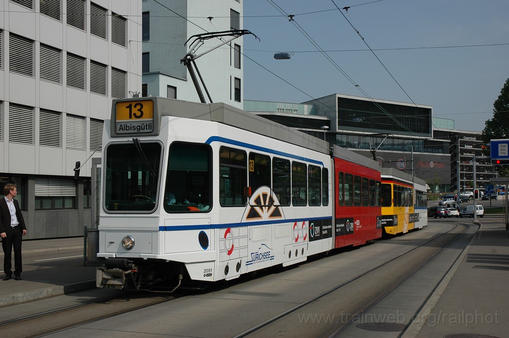 2097-0028-210411.jpg - VBZ Be 4/6'' 2051 + Be 4/6' 2315 «Lückenlos verbunden Dank ZVV» / Saalsporthalle 21.4.2011