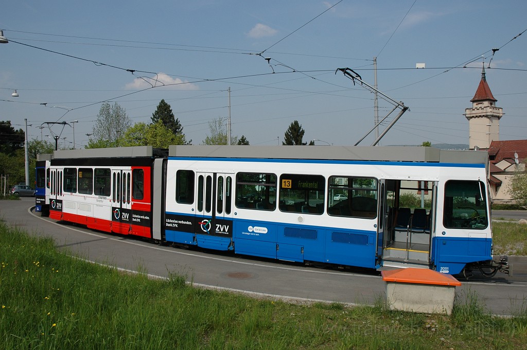 2097-0036-210411.jpg - VBZ Be 4/6'' 2051 + Be 4/6' 2315 «Lückenlos verbunden Dank ZVV» / Albisgütli 21.4.2011