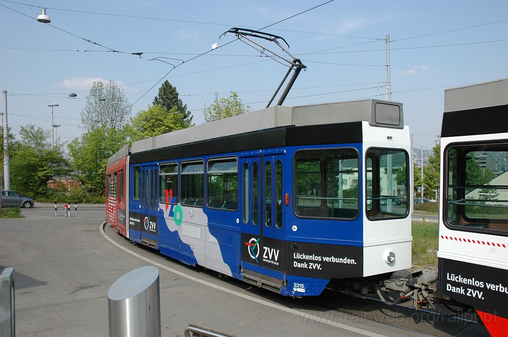 2097-0039-210411.jpg - VBZ Be 4/6'' 2051 + Be 4/6' 2315 «Lückenlos verbunden Dank ZVV» / Albisgütli 21.4.2011