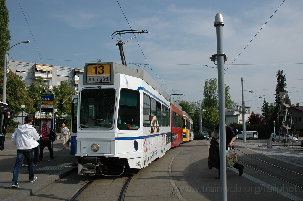 2097-0047-210411.jpg - VBZ Be 4/6'' 2051 + Be 4/6' 2315 «Lückenlos verbunden Dank ZVV» / Frankental 21.4.2011
