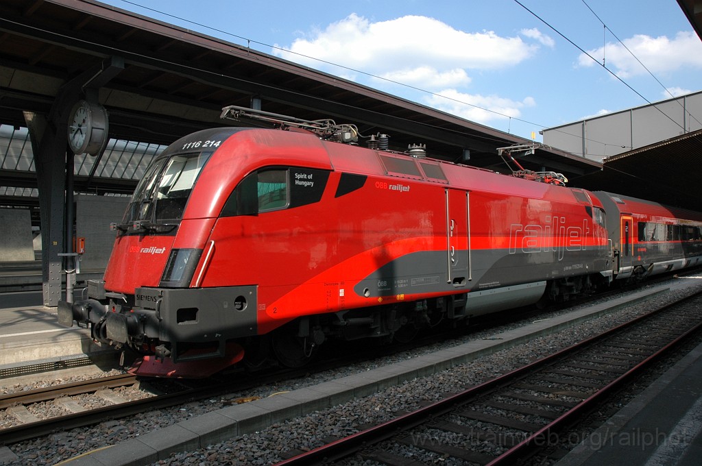2101-0015-260411.jpg - ÖBB 1116.214-6 «Spirit of Hungary» / Zürich HB 26.4.2011