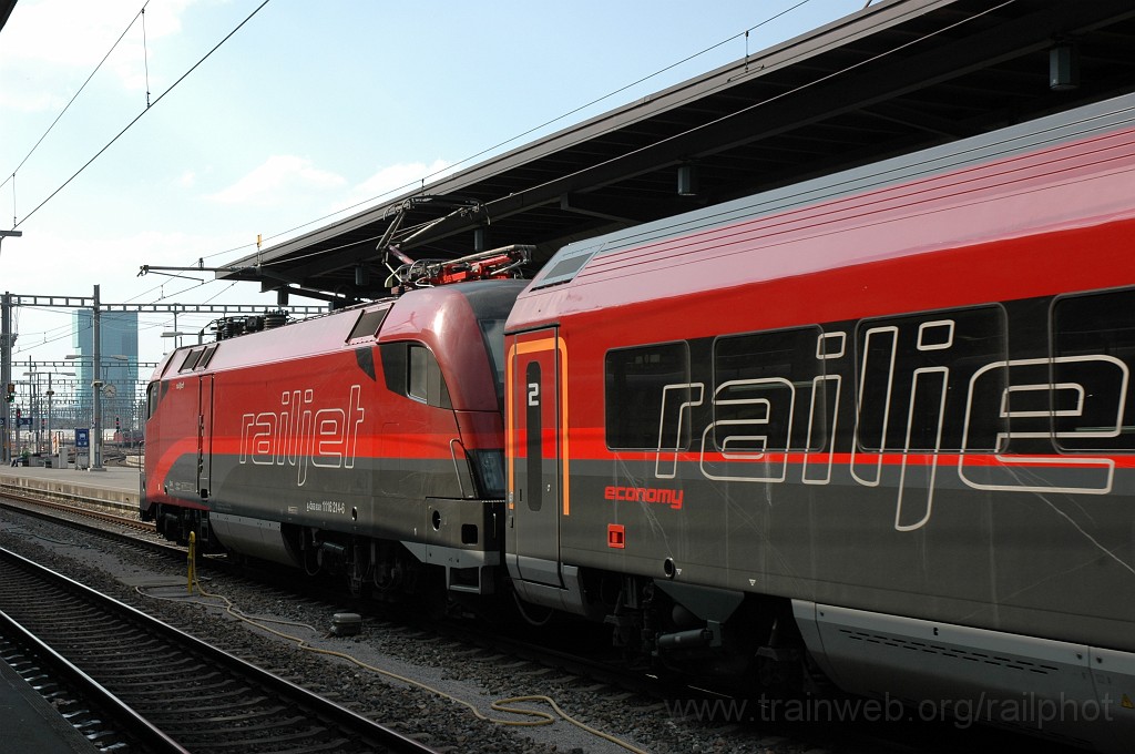 2101-0018-260411.jpg - ÖBB 1116.214-6 «Spirit of Hungary» / Zürich HB 26.4.2011