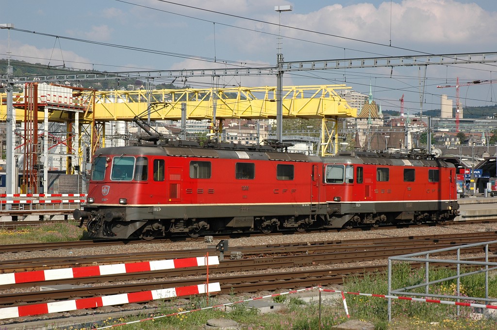 2102-0033-260411.jpg - SBB-CFF Re 4/4'' 11200 + 11129 / Zürich HB 26.4.2011