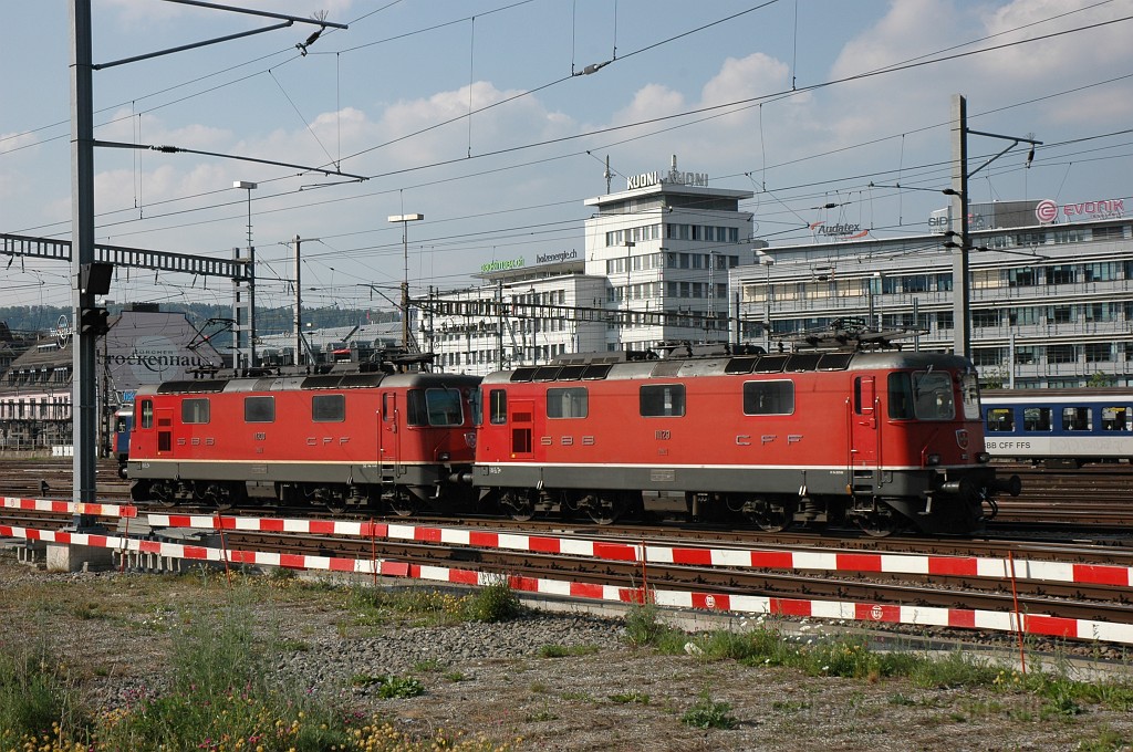 2102-0041-260411.jpg - SBB-CFF Re 4/4'' 11200 + 11129 / Zürich HB 26.4.2011