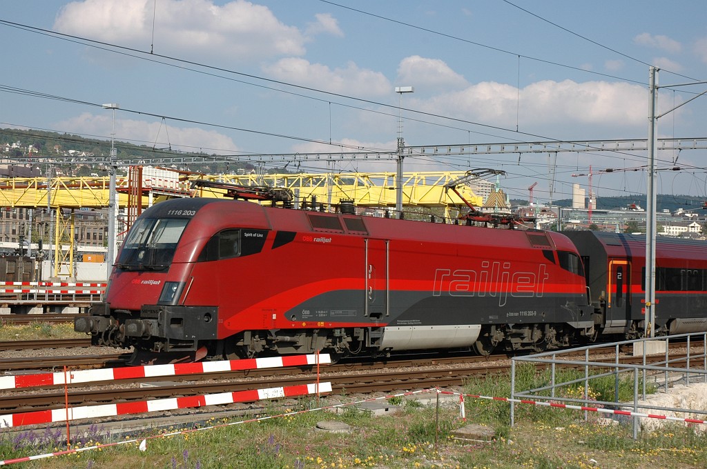 2103-0003-260411.jpg - ÖBB 1116.203-9 «Spirit of Linz» / Zürich HB 26.4.2011