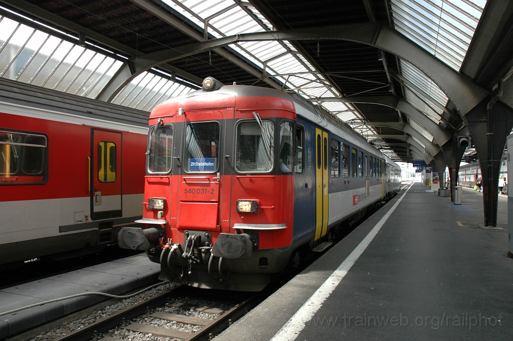 2156-0018-310711.jpg - SBB-CFF RBe 540.031-2 + PCE ARmz 61 85 08-90 200-3 «le salon bleu» / Zürich HB 31.7.2011