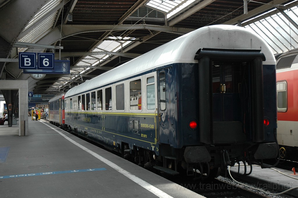 2156-0019-310711.jpg - SBB-CFF RBe 540.031-2 + PCE ARmz 61 85 08-90 200-3 «le salon bleu» / Zürich HB 31.7.2011