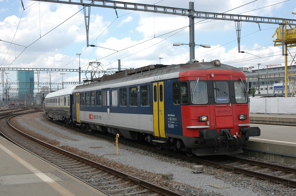 2157-0004-310711.jpg - SBB-CFF RBe 540.031-2 + PCE ARmz 61 85 08-90 200-3 «le salon bleu» / Zürich HB 31.7.2011