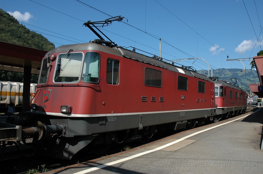 2178-0050-020911.jpg - SBB-CFF Re 4/4'' 11175 + Re 6/6 11639 «Murten» / Schwyz 2.9.2011