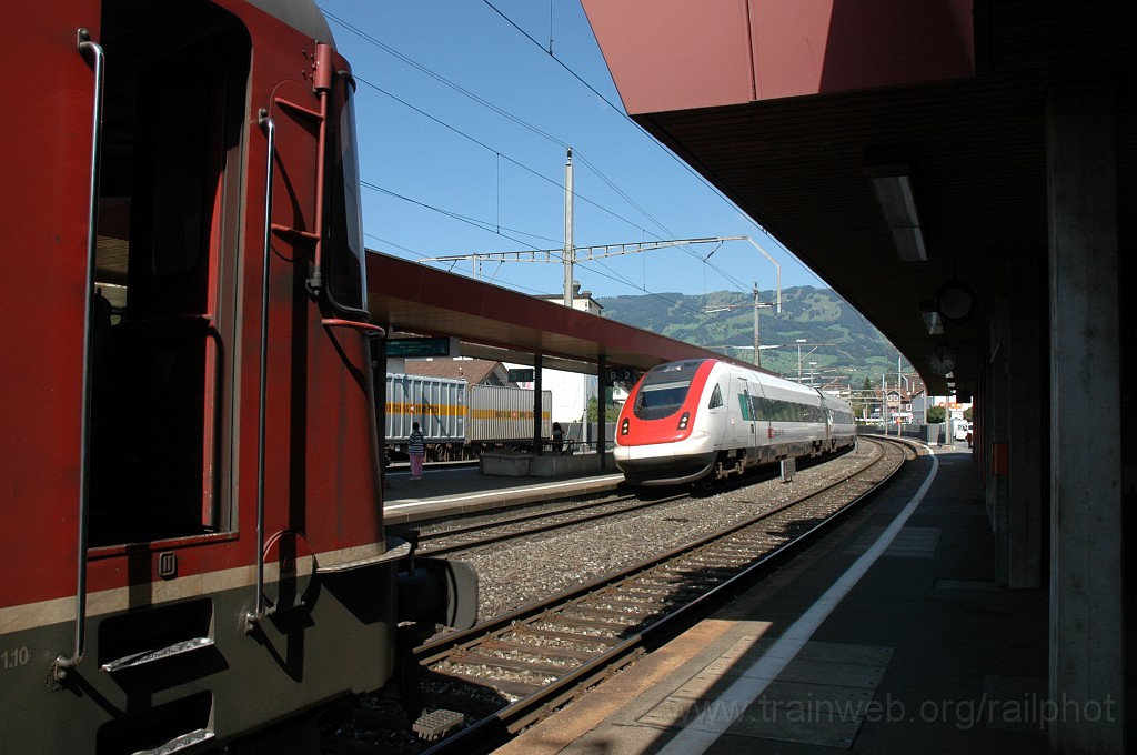 2179-0006-020911.jpg - SBB-CFF ICN RABDe 500.026-0 «Alfred Escher» + Re 6/6 11639 «Murten» / Schwyz 2.9.2011