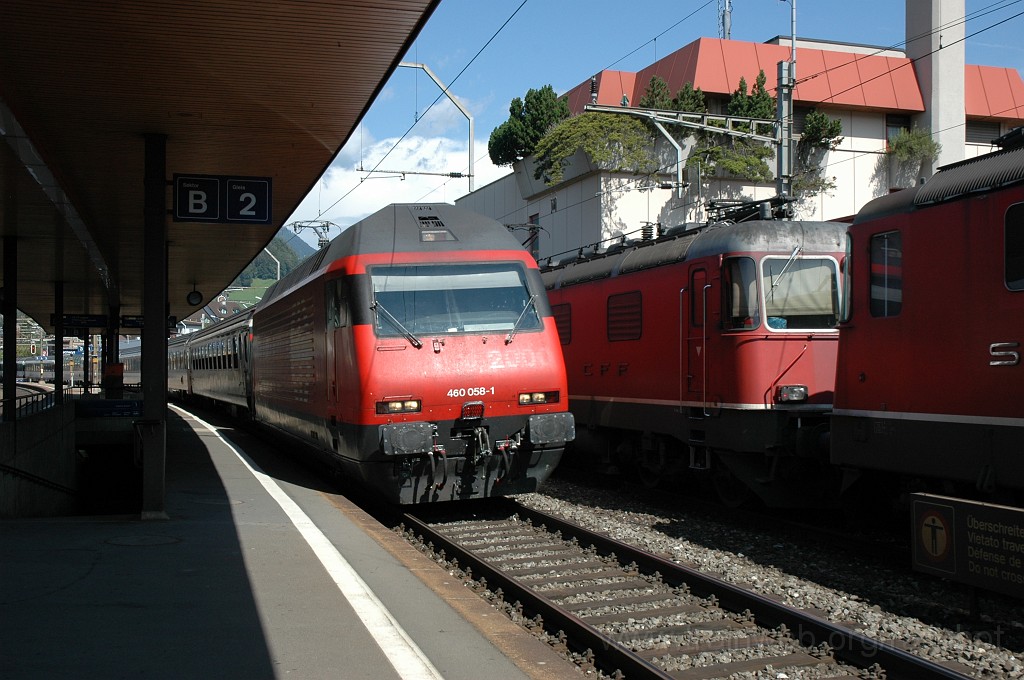 2179-0012-020911.jpg - SBB-CFF Re 6/6 11639 «Murten» + Re 460.058-1 «La Côte» / Schwyz 2.9.2011