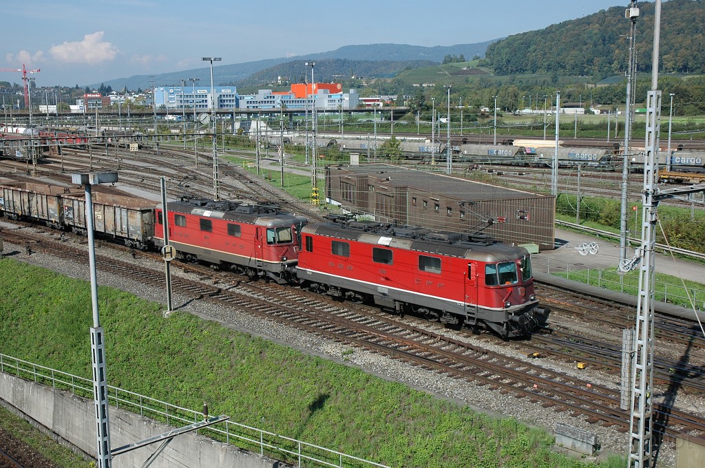 2206-0039-260911.jpg - SBB-CFF Re 4/4'' 11180 + 11283 / Spreitenbach-Tivoli (RBL) 26.9.2011