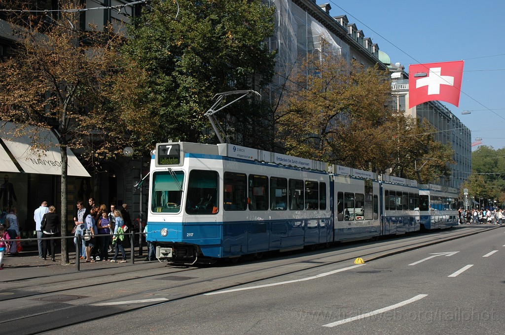 2210-0033-011011.jpg - VBZ Be 4/8 2117 + Be 2/4 2430 / Rennweg 1.10.2011