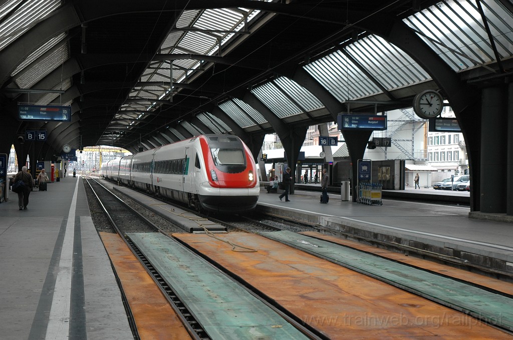 2244-0033-191011.jpg - SBB-CFF ICN RABDe 500.005-4 «Heinrich Pestalozzi» / Zürich HB 19.10.2011