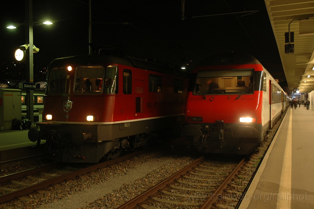 2255-0024-161111.jpg - SBB-CFF Re 4/4'' 11158 + Bt 50 85 28-94 904-5 / Zürich HB