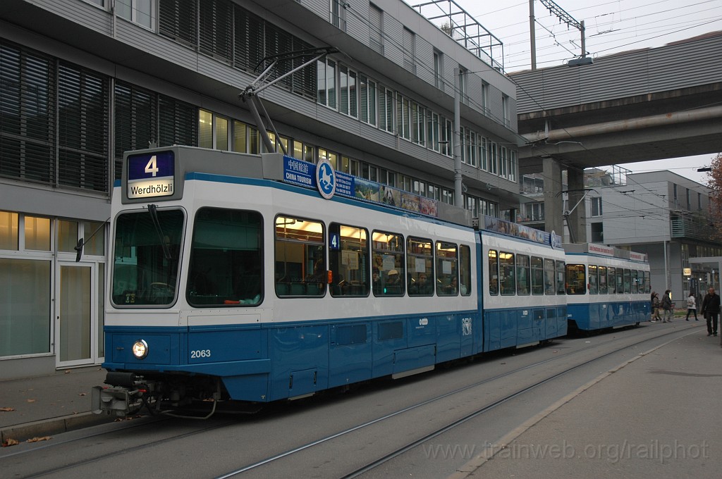2262-0006-231111.jpg - VBZ Be 4/6'' 2063 + Be 2/4 2411 / Fischerweg 23.11.2011