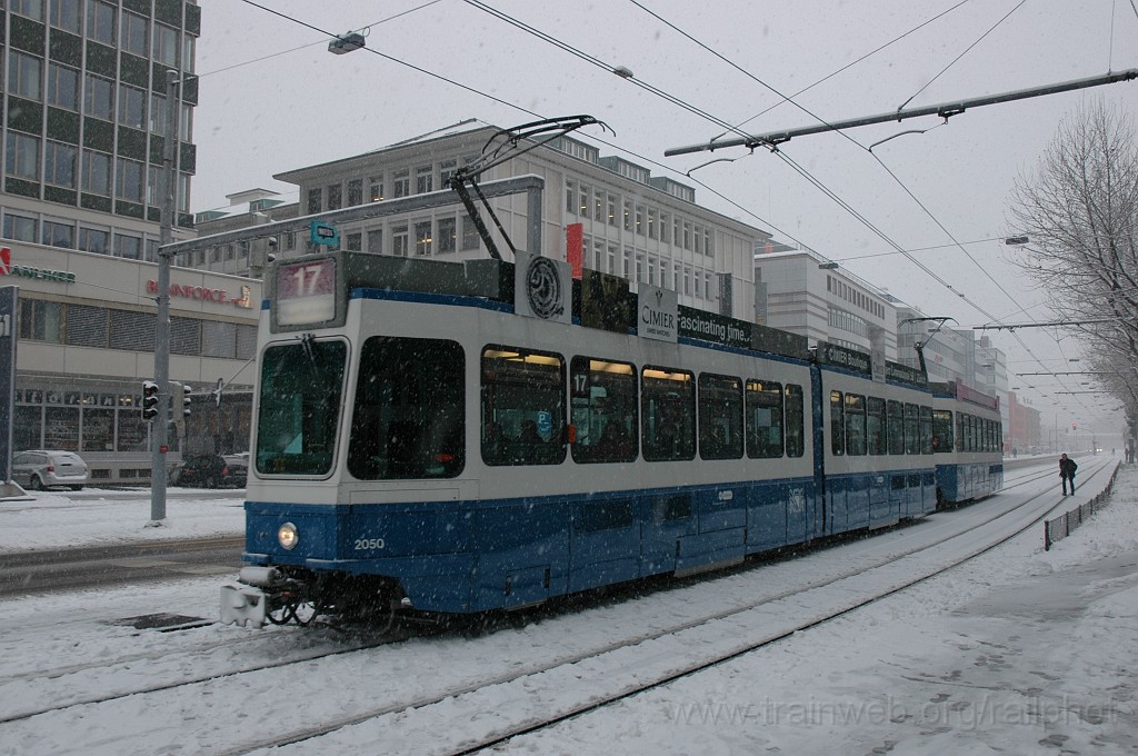 2283-0045-201211.jpg - VBZ Be 4/6'' 2050 + Be 2/4 2405 / Fischerweg 20.12.2011
