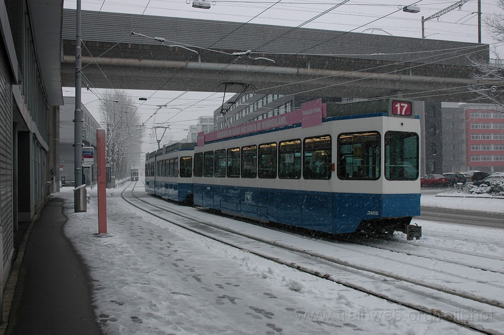 2283-0049-201211.jpg - VBZ Be 2/4 2405 + Be 4/6'' 2050 / Fischerweg 20.12.2011