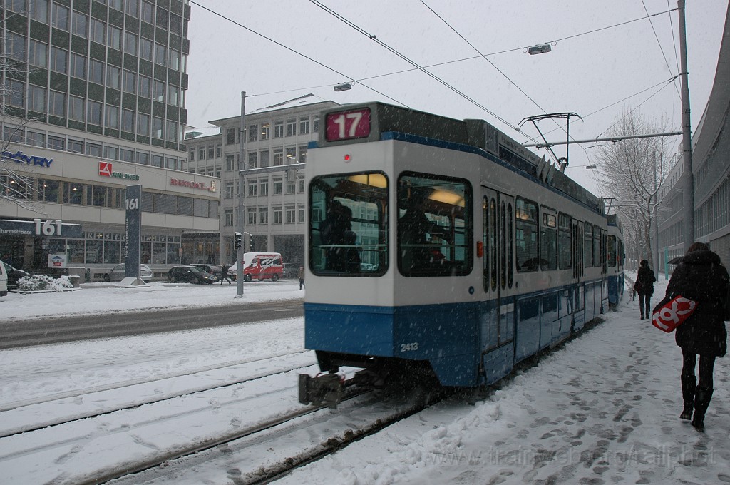 2284-0028-201211.jpg - VBZ Be 4/6'' 2058 + Be 2/4 2413 / Fischerweg 20.12.2011