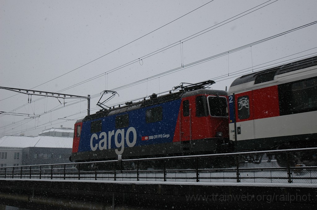 2284-0031-201211.jpg - SBB-CFF Re 421.371-6 / Zürich (Käferbergbrücke) 20.12.2011