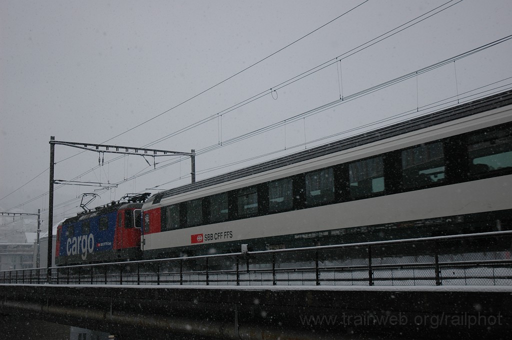 2284-0033-201211.jpg - SBB-CFF Re 421.371-6 / Zürich (Käferbergbrücke) 20.12.2011