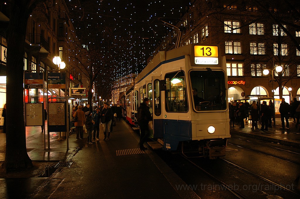 2285-0042-211211.jpg - VBZ Be 4/6'' 2051 + Be 4/6' 2315 «Lückenlos verbunden Dank ZVV» / Rennweg Augustinergasse 21.12.2011