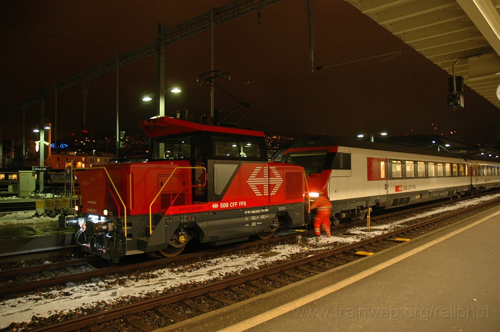 2287-0045-211211.jpg - SBB-CFF Ee 922.018-7 + Bt 50 85 28-94 972-2 / Zürich HB 21.12.2011