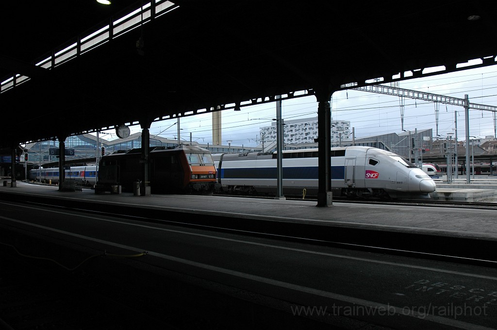2289-0013-241211.jpg - SNCF BB 26167 + TGV 384.022 / Basel SBB 24.12.2011