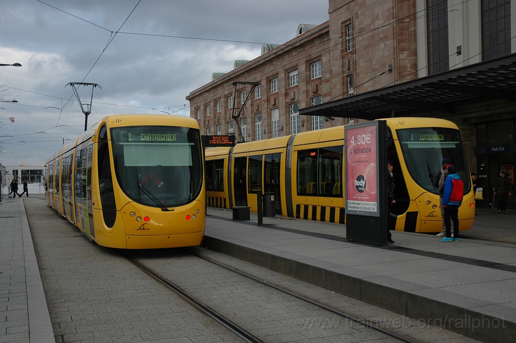 2289-0044-241211.jpg - Soléa Citadis 302 Nr. 2016 + 2010 / Gare centrale 24.12.2011