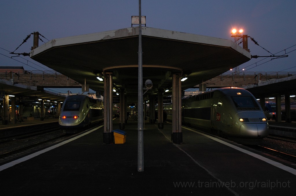 2290-0017-261211.jpg - SNCF TGV 384.030 + TGV 29702 / Mulhouse-Ville 26.12.2011