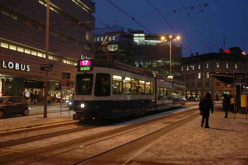 2304-0032-020212.jpg - VBZ Be 4/8 2107 / Löwenplatz 2.2.2012